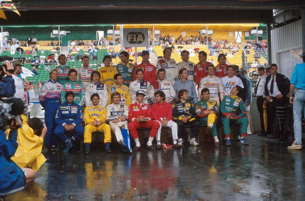 Adelaide, 5. November 1989: Es regnet in Australien. Deshalb wird das Fahrerfoto am Saisonende in einer Box gemacht. Es sieht anders aus als zu Saisonbeginn: Im Jahresverlauf kommen 54 Fahrer zum Einsatz!