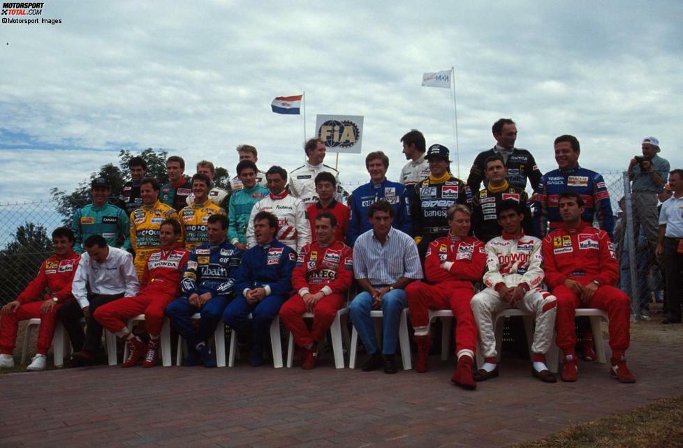Kyalami, 1. März 1992: Erstmals ist Michael Schumacher zu Saisonbeginn auf einem offiziellen Fahrerfoto zu sehen. Er steht vor seiner ersten kompletten Formel-1-Saison. Und Ayrton Senna hat nicht mal den Rennoverall an ...