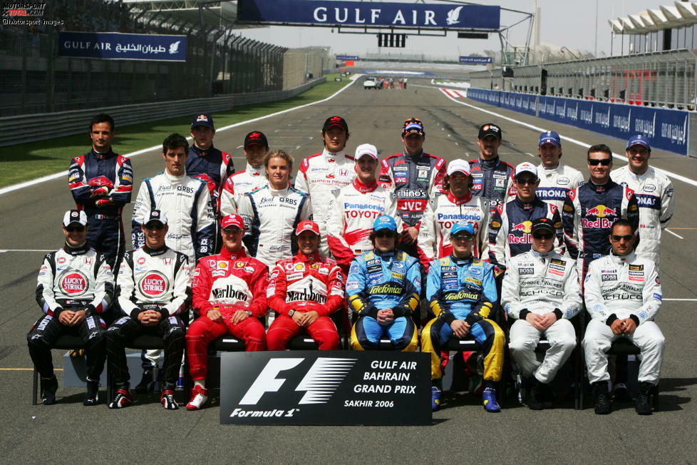 Sachir, 12. März 2006: Das vorerst letzte Auftaktfoto mit Michael Schumacher, der Ende 2006 erstmals zurücktritt. Von den damals elf Teams existieren im Jahr 2019 nur noch fünf in (nahezu) unveränderter Form: Ferrari, McLaren, Red Bull, Toro Rosso und Williams.