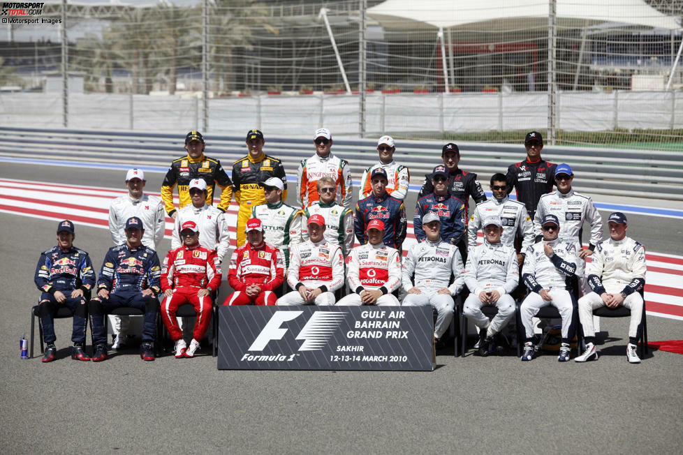 Sachir, 14. März 2010: Michael Schumacher ist wieder da! Und mit ihm sind fünf weitere Deutsche auf dem Fahrerfoto zu sehen: Timo Glock, Nico Hülkenberg, Nico Rosberg, Adrian Sutil und Sebastian Vettel. Später im Jahr kommt auch noch Nick Heidfeld dazu - deutscher Höchststand in der Formel 1!