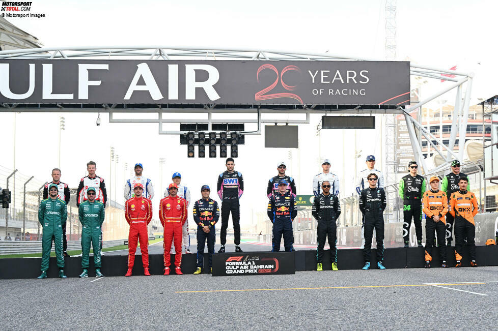 Sachir, 2. März 2024: Die Formel-1-Fahrer zu Saisonbeginn in Bahrain. Das wirklich Besondere an diesem Bild ist: Es sind die gleichen 20 Fahrer, die 2023 die Saison beendet haben. Es gab keinen einzigen Fahrerwechsel.