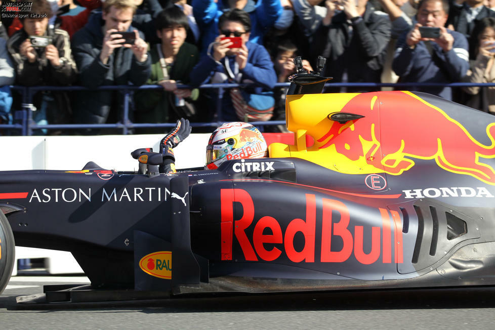 Red-Bull-Showrun in Tokio mit Pierre Gasly und Max Verstappen
