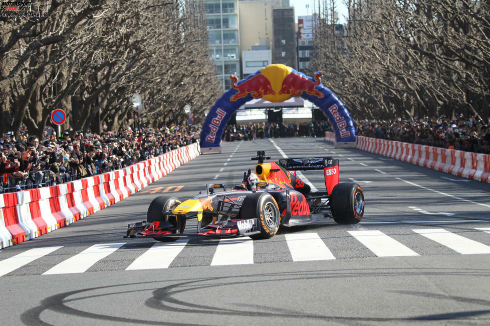 Red-Bull-Showrun in Tokio mit Pierre Gasly und Max Verstappen