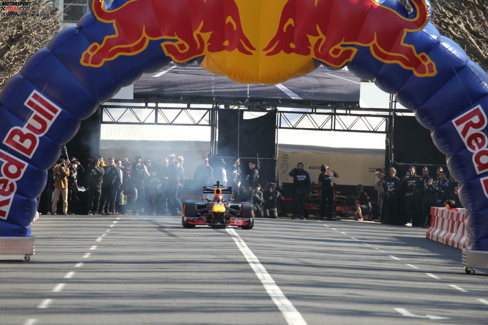 Red-Bull-Showrun in Tokio mit Pierre Gasly und Max Verstappen