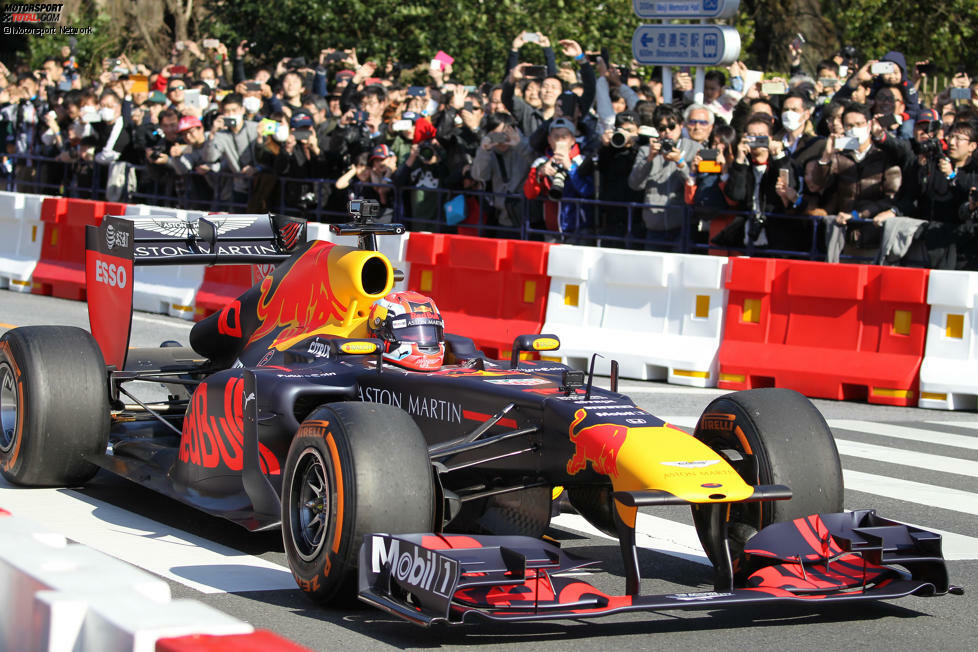 Red-Bull-Showrun in Tokio mit Pierre Gasly und Max Verstappen