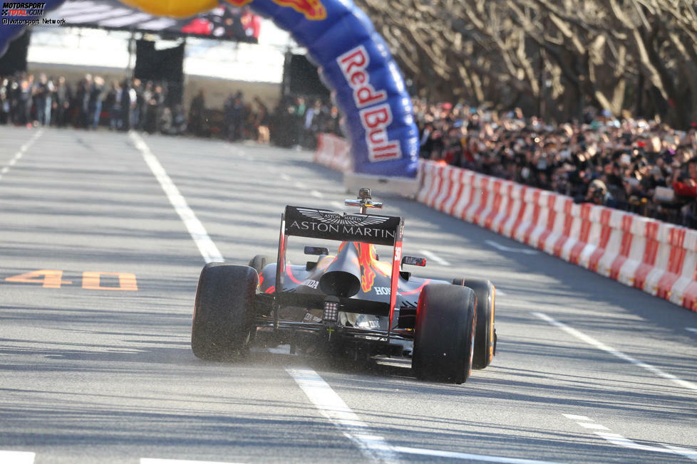 Red-Bull-Showrun in Tokio mit Pierre Gasly und Max Verstappen