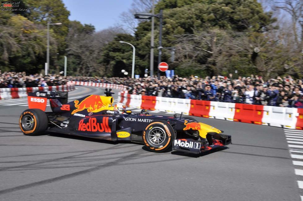 Red-Bull-Showrun in Tokio mit Pierre Gasly und Max Verstappen