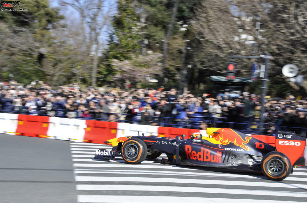 Red-Bull-Showrun in Tokio mit Pierre Gasly und Max Verstappen