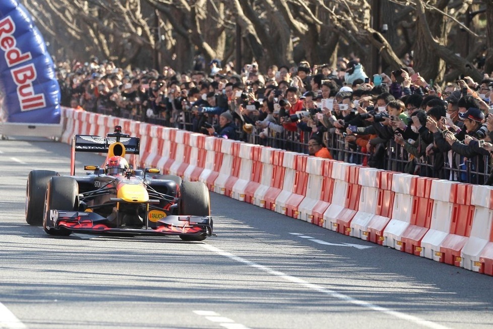 Die Red-Bull-Fahrer Pierre Gasly und Max Verstappen zu Gast in der japanischen Hauptstadt: Fotos vom Formel-1-Showrun in Tokio!