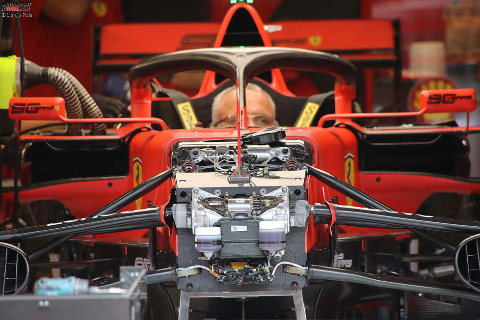 Ferrari SF90: Frontpartie mit Federung