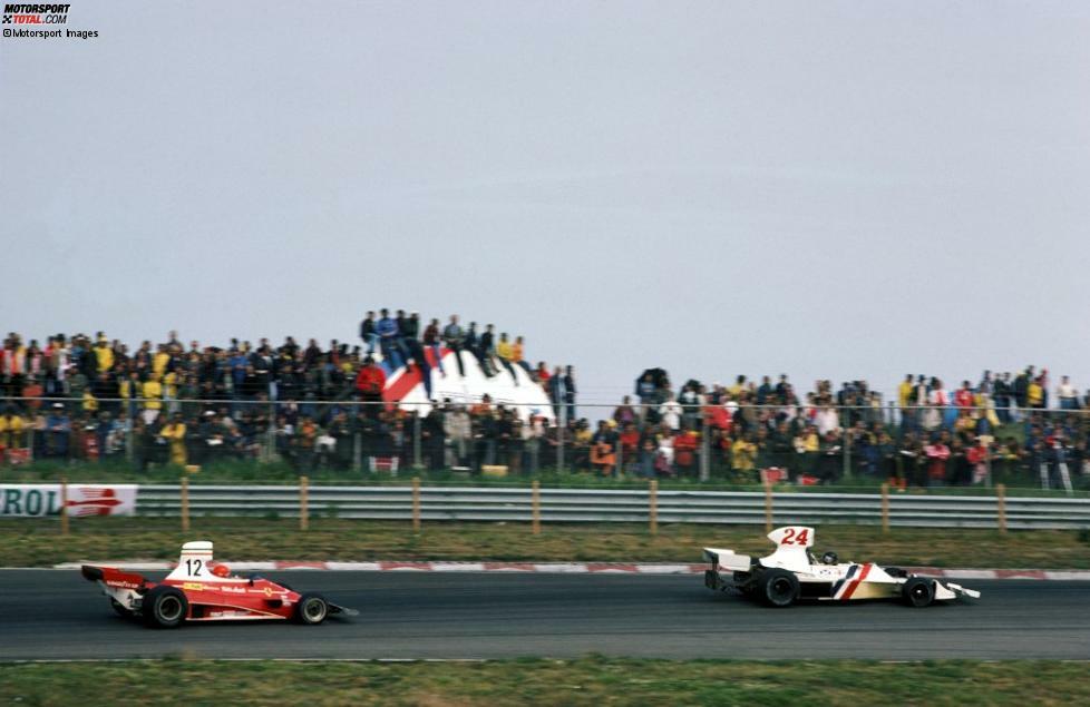 1975 wird durch einen echten Underdog-Sieg bekannt: James Hunt siegt im unterlegenen Hesketh erstmals knapp vor Niki Lauda im Ferrari. Nach nassem Beginn setzt der Engländer früh auf Trockenreifen und holt sich bei abtrocknender Strecke die Führung. Trotz massivem Druck kommt Lauda am Ende nicht vorbei.