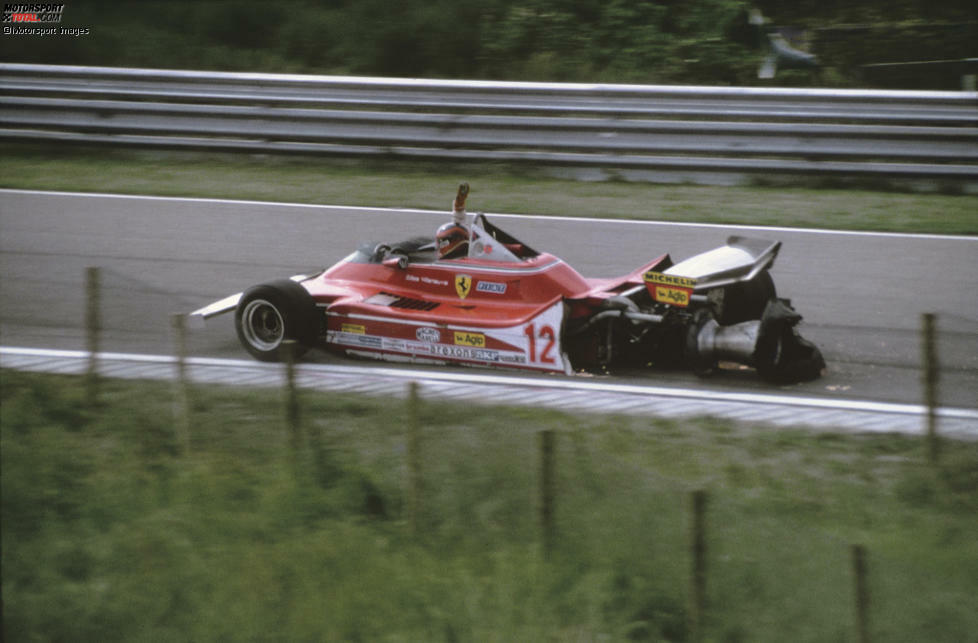 Gilles Villeneuve wie ihn die Fans lieben: Nach einem Reifenschaden hinten links fährt der Kanadier 1979 wie ein Berserker eine ganze Runde auf nur zwei Rädern! Sein rechtes Vorderrad ist in der Luft, der kaputte Hinterreifen schlägt auf dem Asphalt wild Funken. Es nützt nichts: Die Aufhängung ist zu beschädigt um weiterzumachen.