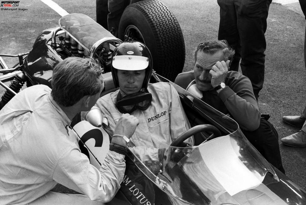 Lotus-Boss Colin Chapman feiert 1965 den Sieg mit Jim Clark - allerdings nicht lange. Kurz nach dem Rennen wird er festgenommen, weil er zuvor einen Polizisten geschlagen hatte. Die Polizei behält den Engländer zwei Tage in Arrest.