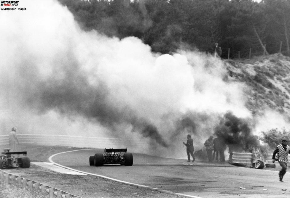 Es ist nicht das einziges Todesdrama in Zandvoort: Nur drei Jahre später erwischt es Roger Williamson, der nach einem mutmaßlichen Reifenschaden in der achten Runde in die Streckenbegrenzung kracht und sich überschlägt. Williamson übersteht den Unfall im Grunde unverletzt, doch sein Wagen fängt plötzlich Feuer.