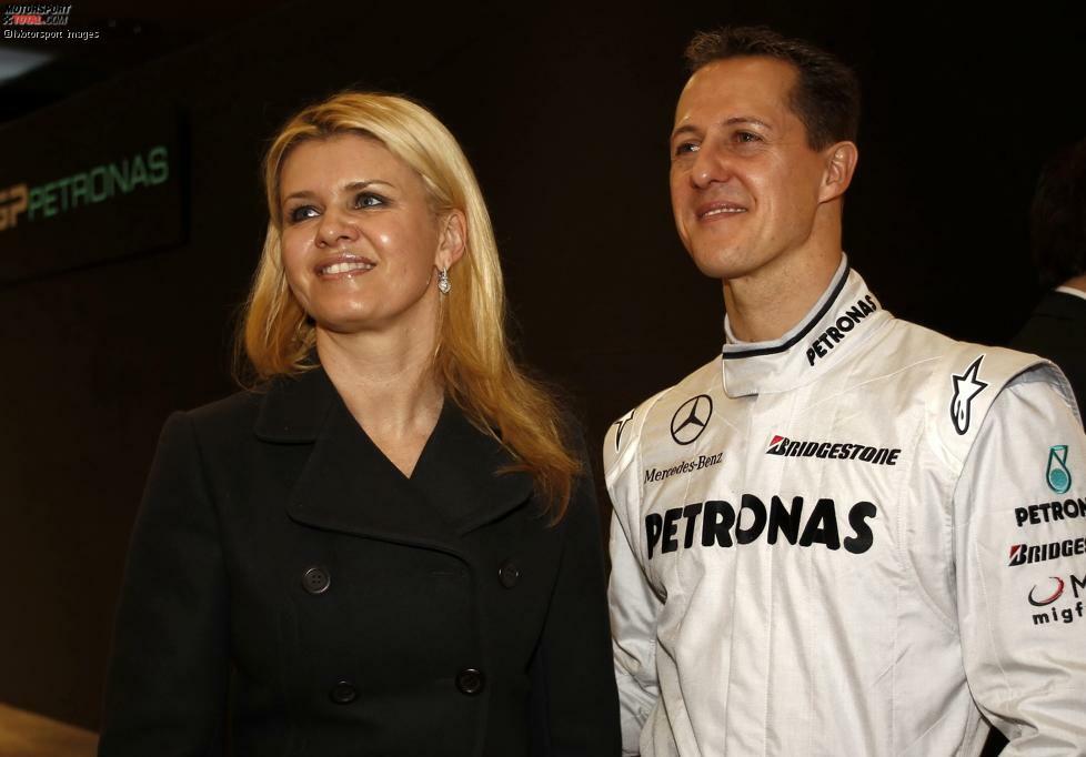 Corinna und Michael Schumacher lernten sich 1991 kennen. Vier Jahre später läuteten die Hochzeitsglocken. Die gelernte Bürokauffrau und der Formel-1-Rekordweltmeister haben zusammen zwei Kinder. Sohn Mick Schumacher wurde 2018 Formel-3-Europameister.