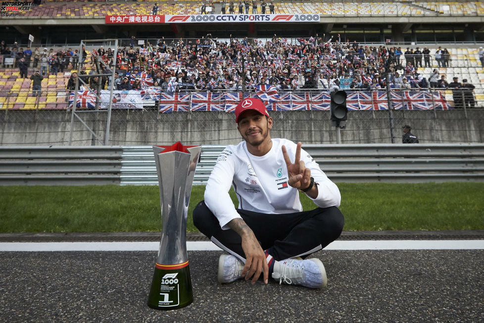 Lewis Hamilton (2): Es gehört zu den großen Qualitäten großer Champions, dass sie auch dann Rennen gewinnen, wenn sie schlechte Wochenenden hinter sich haben. Und genau in diese Kategorie fällt unsere Note für den Titelverteidiger. Für eine Eins hätte er ein bisschen überzeugender sein müssen.