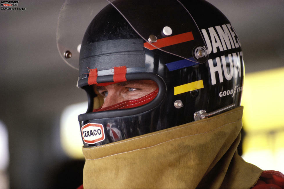 #4: James Hunt - Ein schwarzer Helm mit drei bunten Farbstreifen, dazu der eigene Name in großen weißen Lettern. Mit diesem Design begeistert Hunt bis heute!