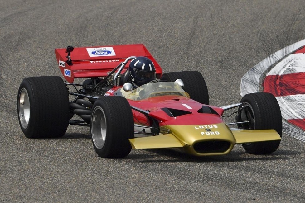 Damon Hill durfte in China einen Lotus 49B fahren, mit dem sein Vater Graham 1968 seinen zweiten Formel-1-Titel einfahren konnte