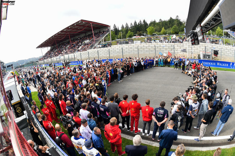 In schweren Stunden wie diesen rückt die Rennsport-Szene buchstäblich eng zusammen.