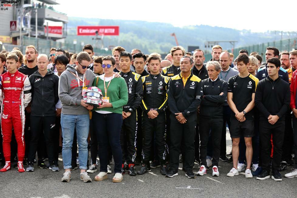 Mit einer Schweigeminute hat sich die Fahrerlager-Gemeinschaft der Formel 1 und ihrer Nachwuchsserien in Spa-Francorchamps vom verstorbenen Anthoine Hubert verabschiedet.