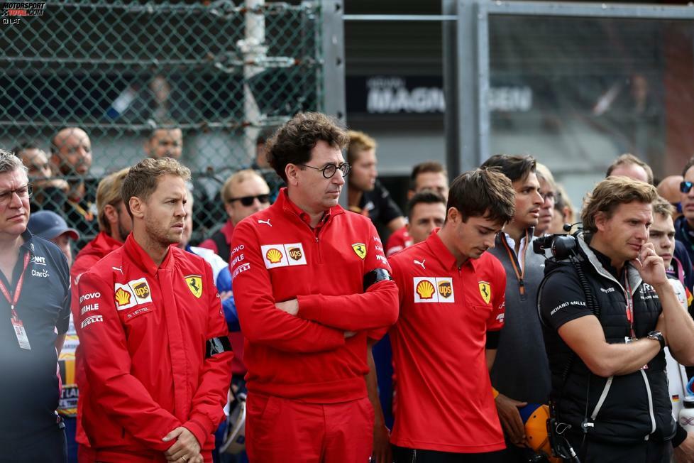 Den Ferrari-Fahrer Sebastian Vettel und Charles Leclerc sowie Teamchef Mattia Binotto ist die Trauer anzusehen.