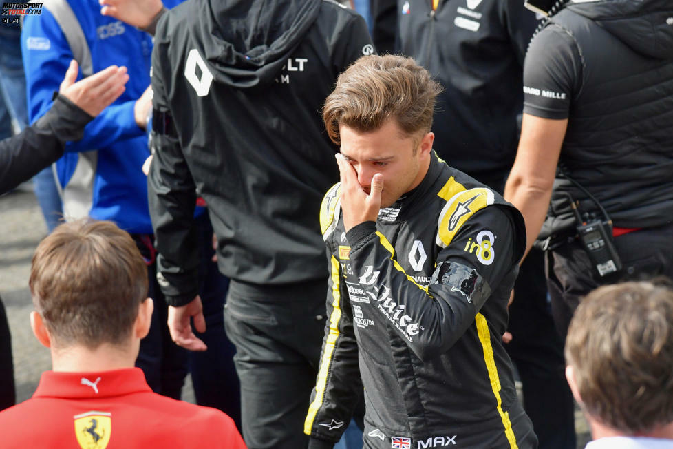 Und auch Formel-3-Pilot Max Fewtrell kann seine Tränen nicht unterdrücken.