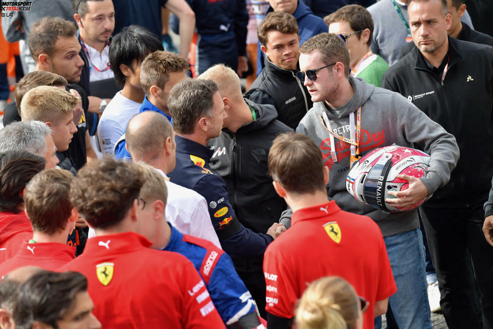 Red-Bull-Teamchef Christian Horner bekundet dem Bruder von Anthoine Hubert sein Beileid. Hubert fuhr für das Team Arden, das von Horners Vater geführt wird.