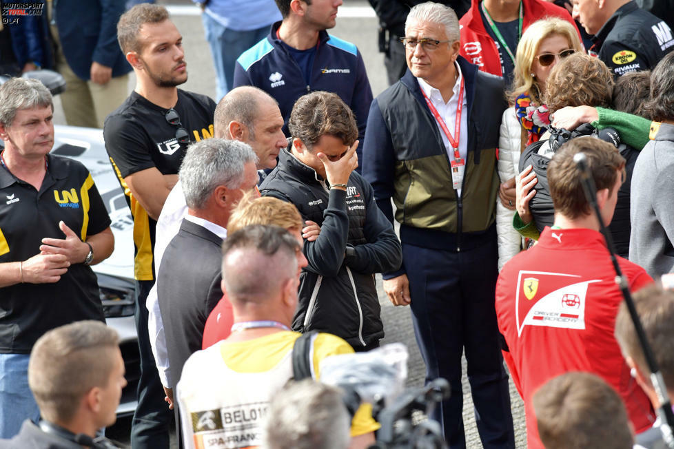 Formel-2-Pilot Nyck de Vries weint.