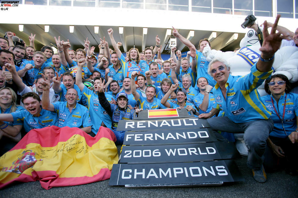 ... startet nach einem Jahr auf der Ersatzbank richtig durch. 2003 gewinnt er für Renault sein erstes Rennen, 2005 und 2006 wird er Weltmeister. In seiner Karriere holt er bis heute insgesamt 32 Grand-Prix-Siege.