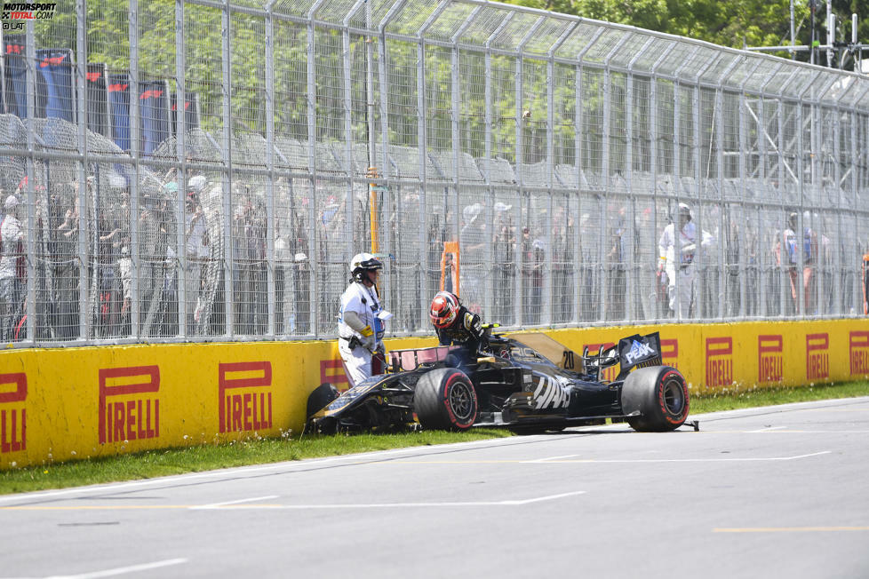 Es knallt und der Bolide wird erneut über die gesamte Strecke geschleudert, wo er zum Stehen kommt. Kevin Magnussen kann sich aus eigener Kraft aus dem Wrack befreien.