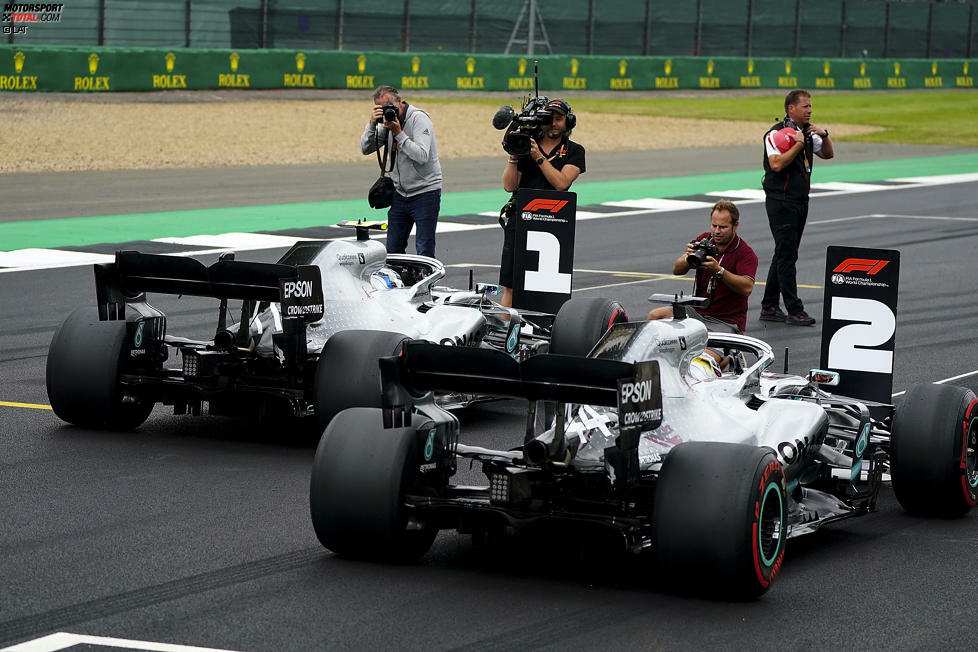 6. Großbritannien 2019, Valtteri Bottas vor Lewis Hamilton - 0,006 Sekunden: Erneut ein Duell der beiden Silberpfeil-Piloten. Auf Hamiltons Heimstrecke holt sich Bottas die vierte Pole des Jahres und damit intern auch die Führung. Was es noch spektakulärer macht: Silverstone gehört nach dem Umbau zu den längsten Kursen des Kalenders.