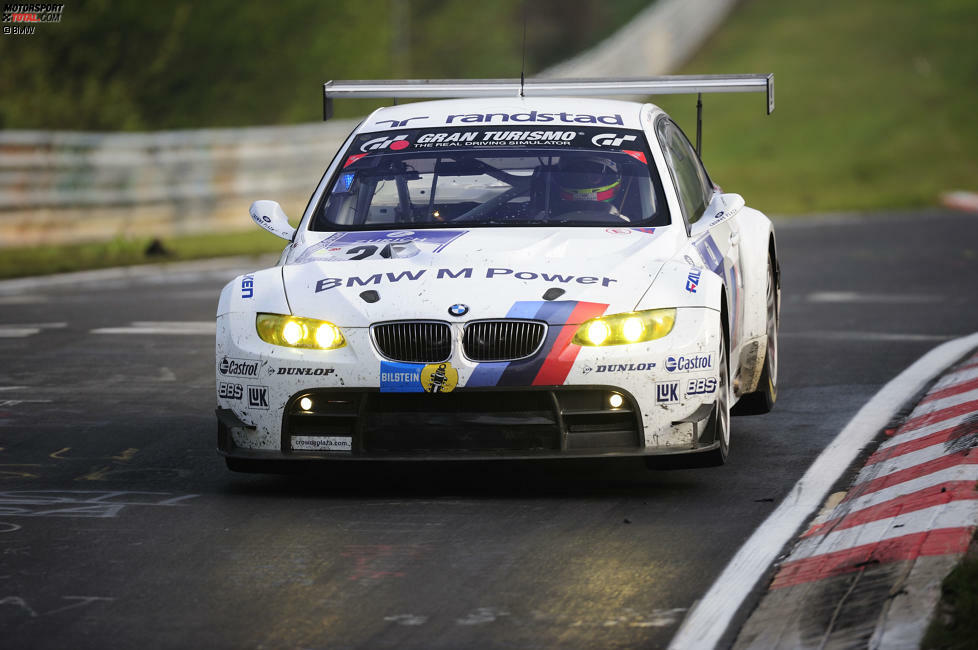 Zurück auf die Nordschleife: Mit dem BMW M3 GT2 holt Schnitzer Motorsport 2010 den bisher letzten Sieg von BMW bei den 24 Stunden auf dem Nürburgring und setzt sich dabei gegen die aufstrebende GT3-Klasse durch.