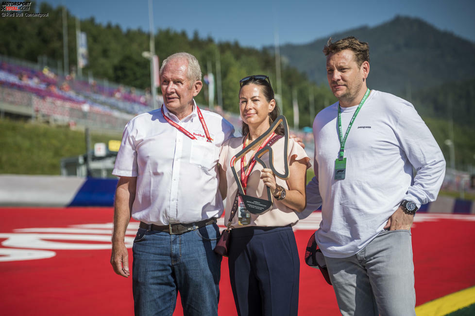 Die Familie Lauda, Witwe Birgit und Sohn Lukas, hat am Rennsonntag in Spielberg symbolisch einen Ehrenpokal für die neue 