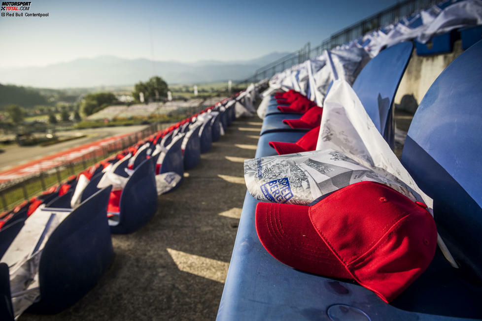 Aber nicht nur eine Kurve wird am Rennsonntag nach Lauda benannt, auf den Tribünen wurden rote Kapperl als Hommage an die Rennlegende verteilt.