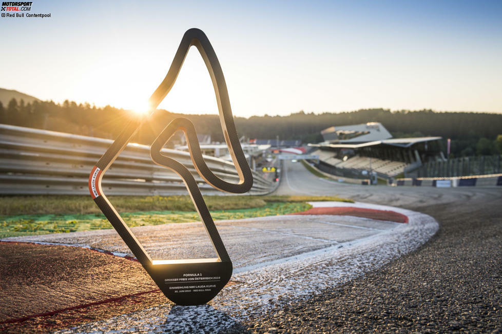 Der Pokal ist dem Siegerpokal in Spielberg nachempfunden und wurde um 9 Uhr von Red-Bull-Motorsportkonsulent Helmut Marko übergeben.