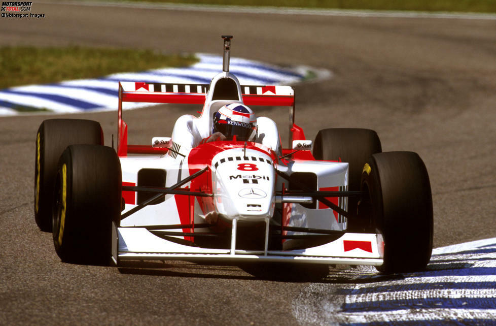 1996: Ein letztes Mal rückten die McLaren-Boliden in den Traditionsfarben Rot und Weiß aus, für 1997 kam ein neuer Hauptsponsor an Bord. Und McLaren wechselte auf Silber.