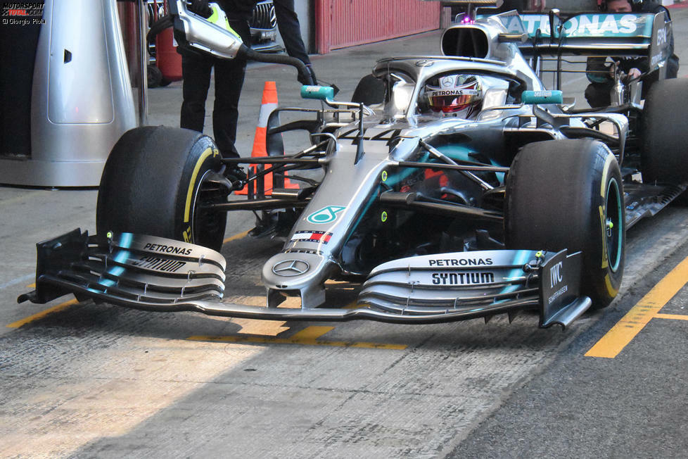 Und hier noch mal von vorne: Der neue Frontflügel mit neuer Nase am Mercedes W10