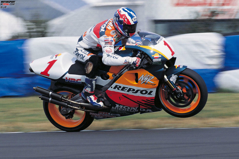 Mick Doohan (Australien): Mit fünf WM-Erfolgen in Serie (von 1994 bis 1998) überstrahlte der Honda-Fahrer die 1990er-Jahre. Er fuhr insgesamt 54 Grand-Prix-Erfolge ein.