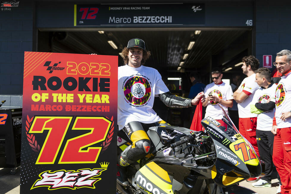 2022: Marco Bezzecchi (VR46-Ducati). Der Italiener trat im neuen Team von Valentino Rossi an und etablierte sich rasch in den Top 10. In Assen eroberte er seinen ersten Podestplatz und den ersten für VR46 in der MotoGP-Klasse. Am Ende hate er in der Rookie-Wertung mehr als 70 Punkte Vorsprung auf