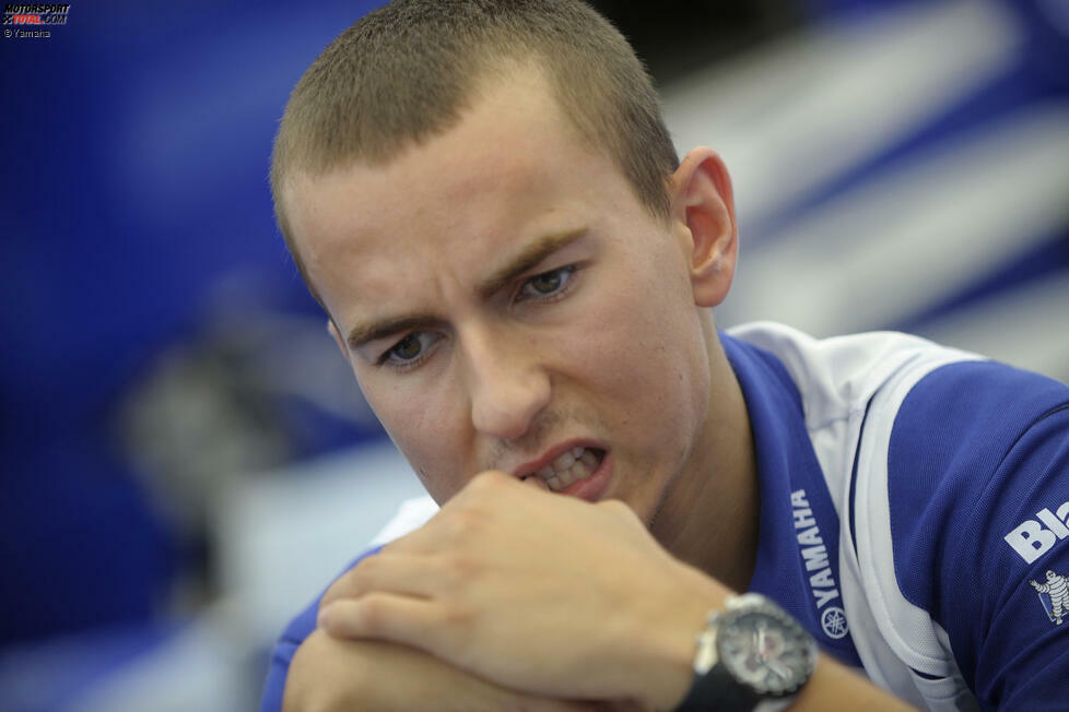 2008: Jorge Lorenzo (Yamaha). 16 WM-Zähler mehr als sein zukünftiger Teamkollege Andrea Dovizioso sammelte der Spanier in der Rookie-Saison der beiden. Lorenzo schloss die Saison als Gesamtvierter ab. In seiner dritten Saison folgte der erste von drei WM-Titeln. Ende 2019 beendete er seine Karriere.