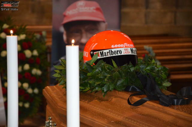 Österreich nimmt Abschied von Niki Lauda: Auf dem geschlossenen Sarg liegen ein Lorbeerkranz und ein Rennhelm. Der Leichnam trägt einen Rennoverall. Ein letztes Mal. Österreich nimmt Abschied von Niki Lauda: Auf dem geschlossenen Sarg liegen ein Lorbeerkranz und ein Rennhelm. Der Leichnam trägt einen Rennoverall. Ein letztes Mal.