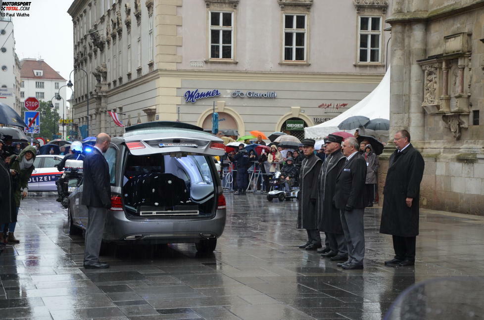 ... und wird von Mitarbeitern der Wiener Bestattung ...