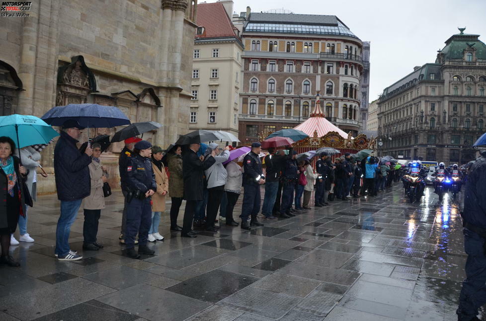 Kurz vor 8:00 Uhr: Der Leichnam Niki Laudas kommt am Stephansdom an ...