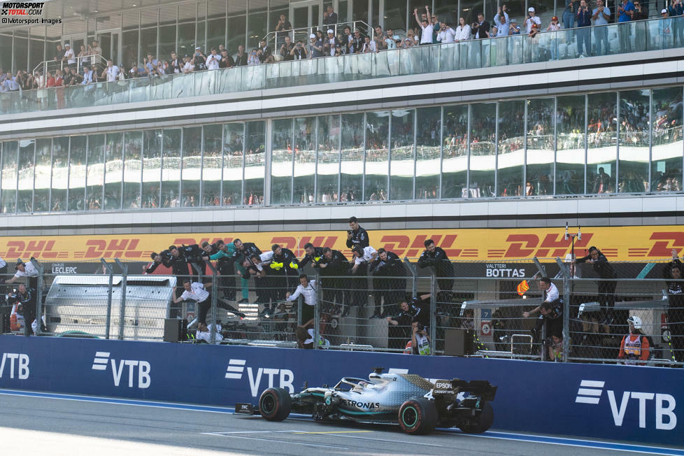 Lewis Hamilton (1): Schwer zu sagen, um wie viel schlechter der Mercedes im Vergleich zum Ferrari wirklich war. Fest steht, dass Hamilton teamintern eine Klasse für sich war und seine Chancen nutzte, als sie da waren. Das ist die Klasse eines bald sechsmaligen Weltmeisters.