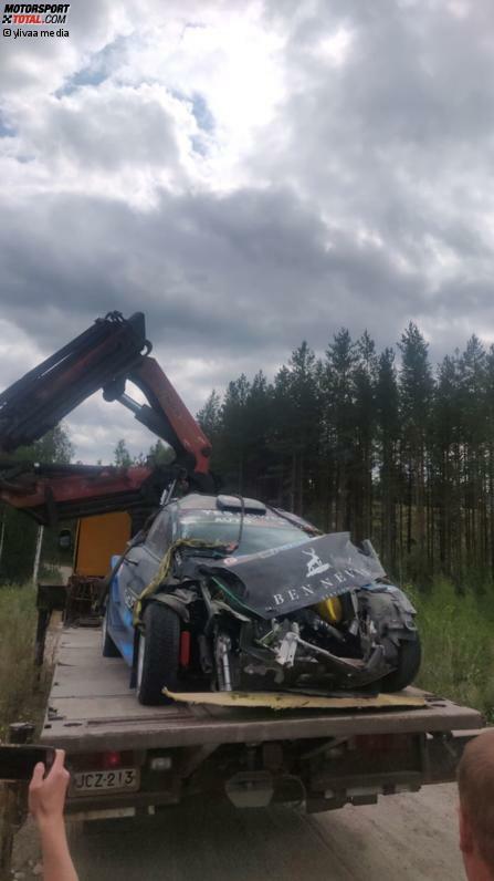 Die Überreste des Ford Fiesta WRC nach dem Testunfall von Hayden Paddon in Finnland.