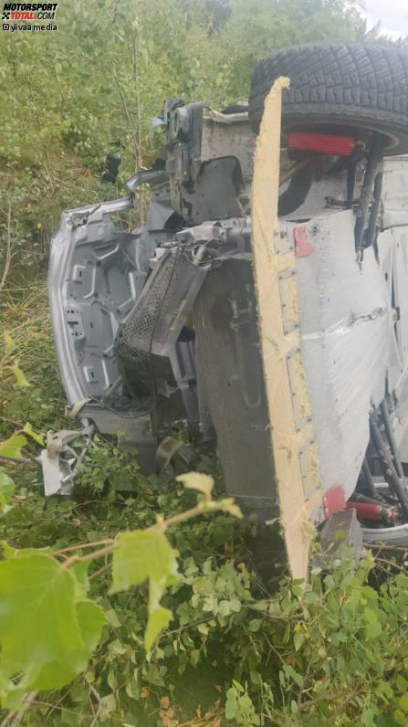 Die Überreste des Ford Fiesta WRC nach dem Testunfall von Hayden Paddon in Finnland.