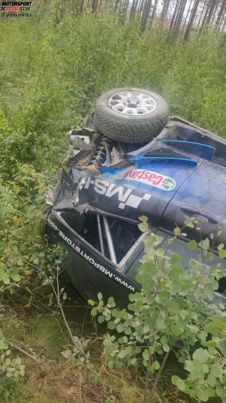 Die Überreste des Ford Fiesta WRC nach dem Testunfall von Hayden Paddon in Finnland.
