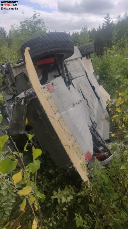 Die Überreste des Ford Fiesta WRC nach dem Testunfall von Hayden Paddon in Finnland.