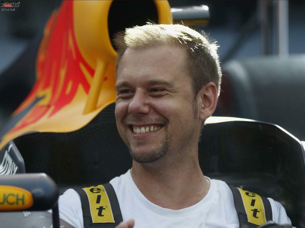 Für gute Stimmung neben dem Racing sorgte der Star-DJ Armin Van Buuren, ...