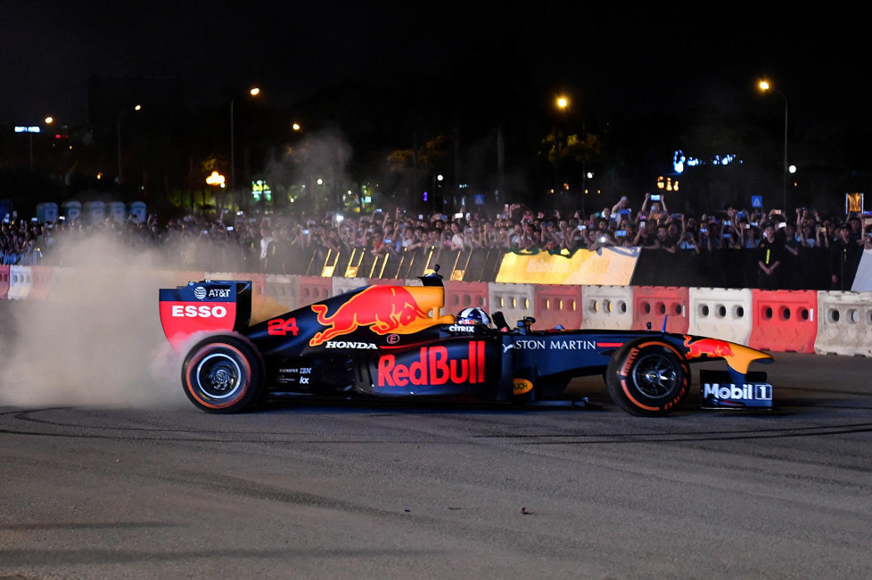 Auf den Straßen von Hanoi ist es noch staubig und heiß, aber vor Ostern kamen 50.000 Fans, um den Formel-1-Teaser des Red-Bull-Teams zu sehen